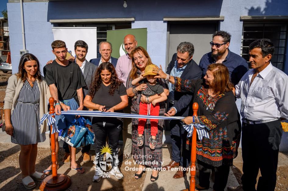 Corte de cinta en inauguración de vivienda en Barrio Nueva Esperanza, Solymar Norte. Corte de cinta con autoridades del Ministerio de Vivienda e Intendencia de Canelones