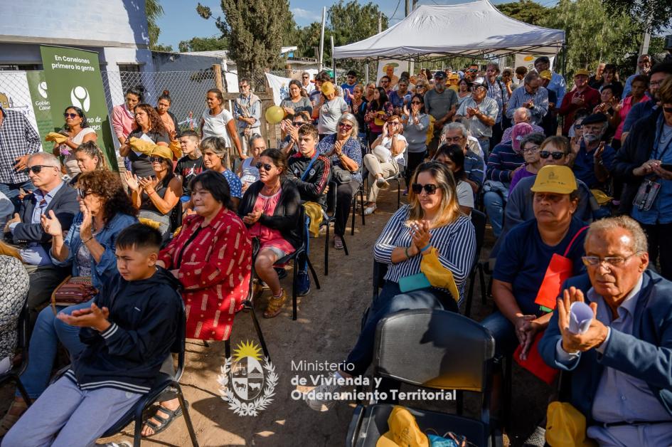 Un excelente marco de público en entrega de viviendas en Solymar Norte, Barrio Nueva Esperanza. Nutrido marco de público acompañó entrega de viviendas en Solymar Norte, Barrio Nueva Esperanza.