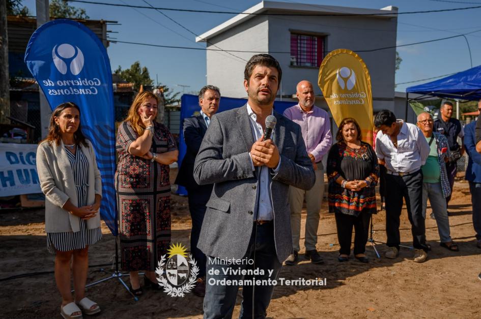 Coordinador General del Programa Mejoramiento de Barrios habla al público presente.