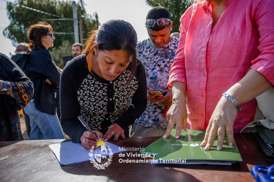 Vecina de Solymar Norte recibe la poseción de su nueva vivienda. Beneficiaria de vivienda recibe la poseción de su nuevo hogar.