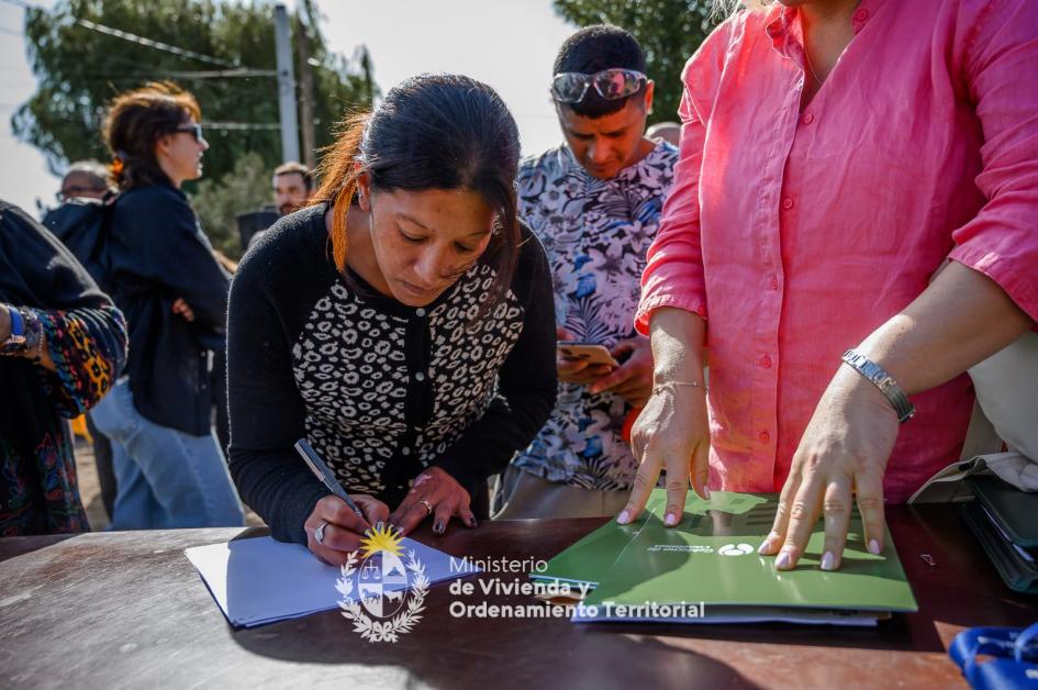 Beneficiaria de vivienda recibe la poseción de su nuevo hogar.