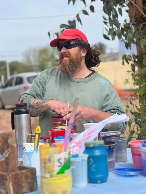 Artista plástico preparando la pintura.