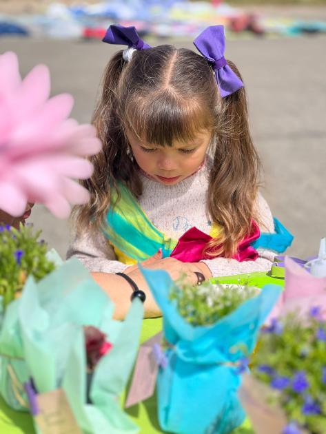 Feria de barrio La Paloma donde niña celebra el inicio de la primavera. Niña en La Paloma disfrutando de la primavera.