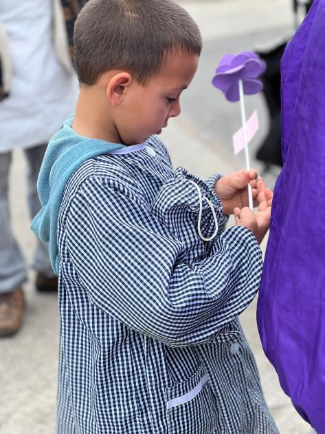 Niño celebrando la primavera en el barrio La Paloma. Un simbolo de la primavera, las flores fueron protagonistas junto a los niños
