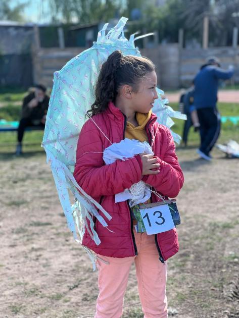Niña junto a su cometa para participar del certamen Niñas y niños de todas las edades fueron protagonistas con sus cometas