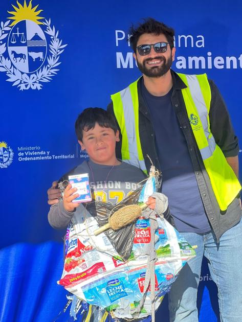 Sociales del PMB entregando premios por el estilo y la creatividad de la cometa La entrega de premios fue una de las atracciones del festival de cometas