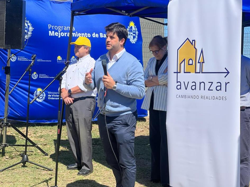 Arq. Álvaro Martínez dando detalles de la obra en Maracaná Sur. Coordinado del programa mejoramiento de barrios dando detalles de la obra.