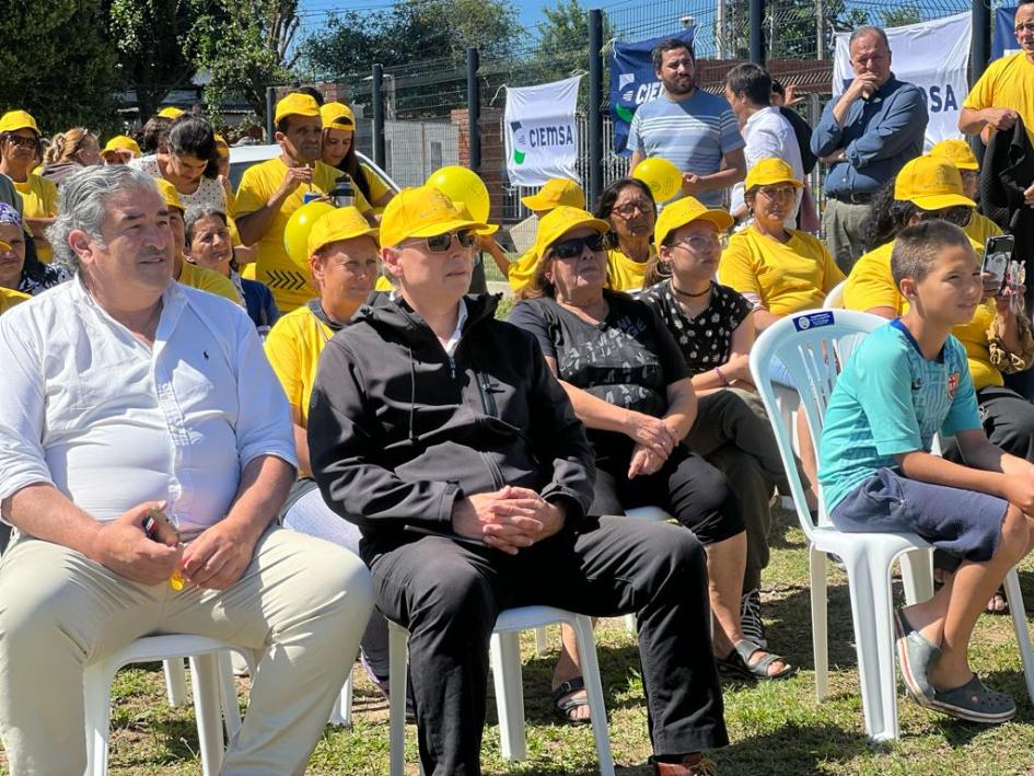 Vecinos y autoridades participan del lanzamiento de obras. Vecinos y autoridades en el lanzamiento de las obras.