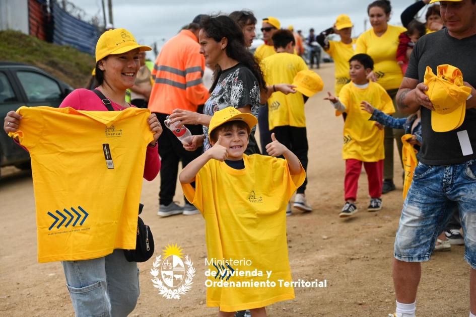 PLAN AVANZAR ENTREGÓ 18 VIVIENDAS PARA FAMILIAS DE FLORIDA PLAN AVANZAR ENTREGÓ 18 VIVIENDAS PARA FAMILIAS DE FLORIDA