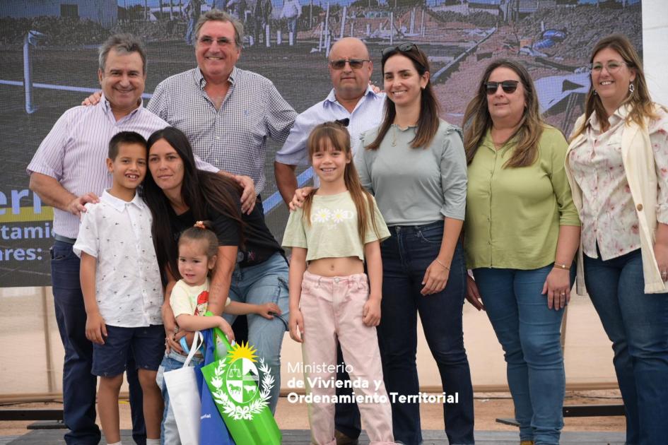 PLAN AVANZAR ENTREGÓ 32 VIVIENDAS EN FLORES