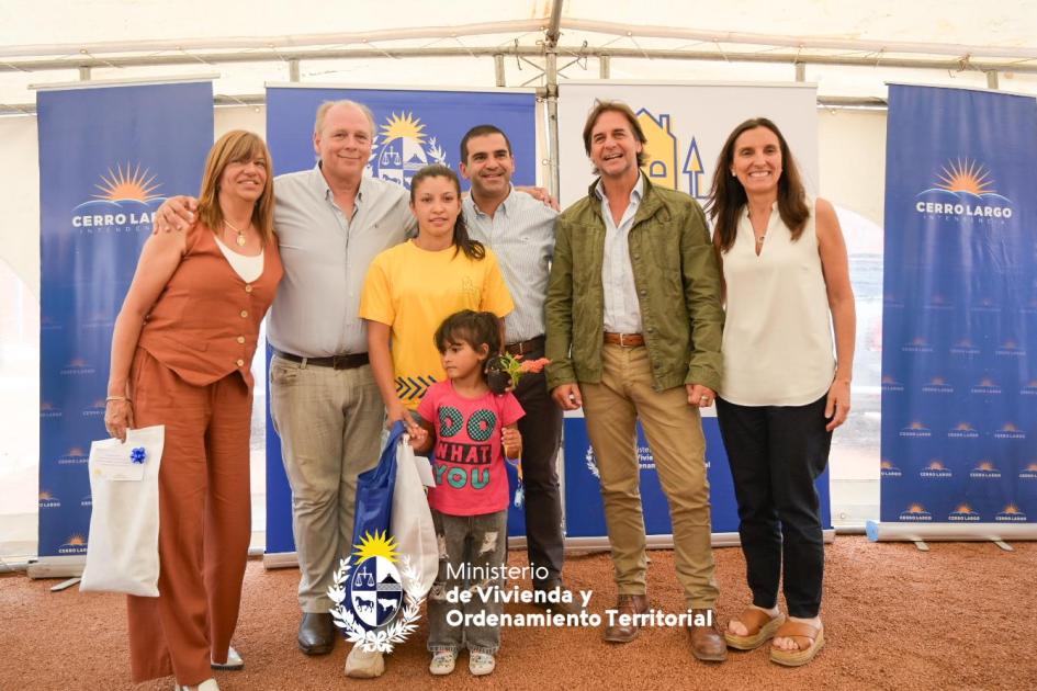 Plan Avanzar entregó 37 viviendas a familias de Melo y Río Branco 