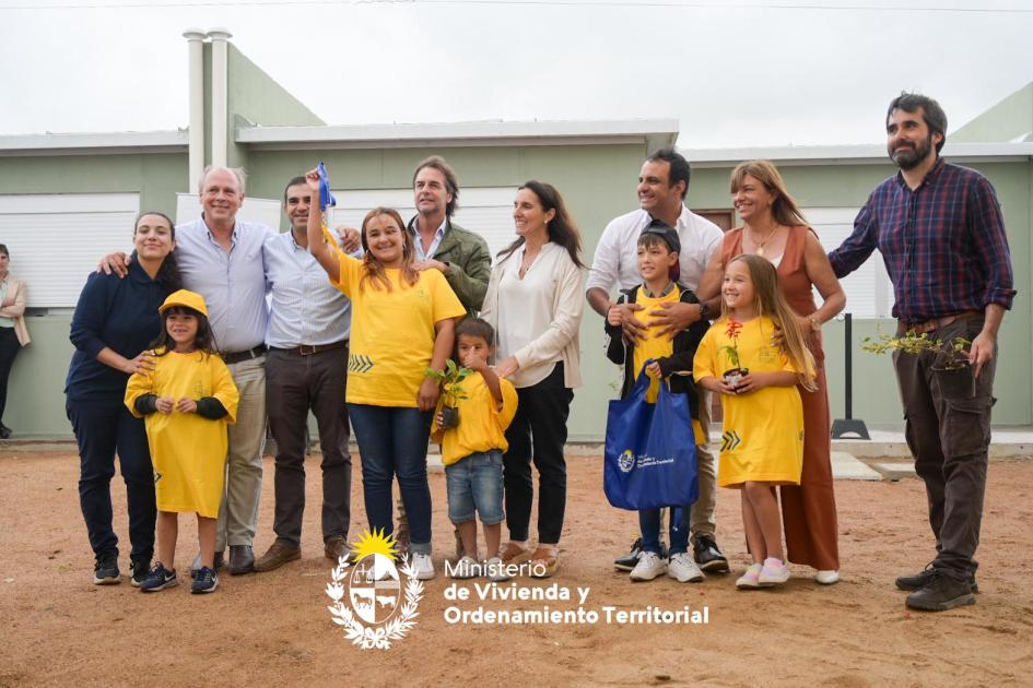 Plan Avanzar entregó 37 viviendas a familias de Melo y Río Branco 