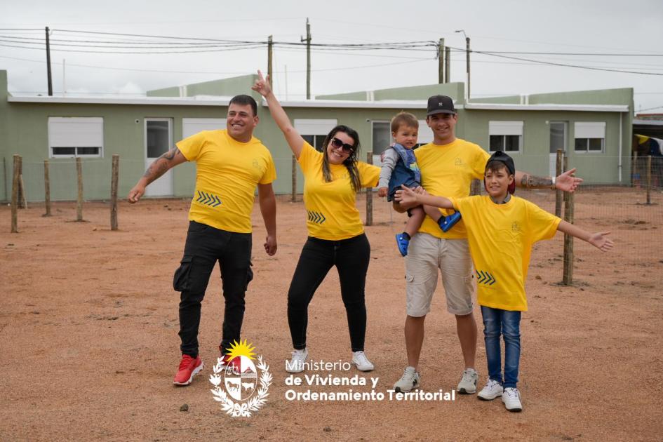 Plan Avanzar entregó 37 viviendas a familias de Melo y Río Branco 