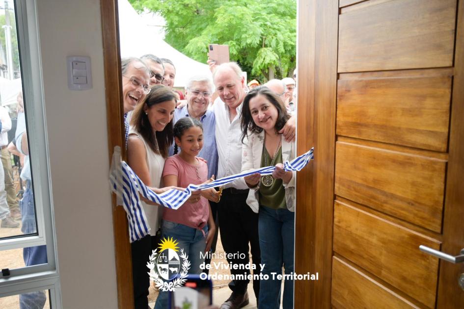 Plan Avanzar entregó viviendas para 18 familias de Rivera Plan Avanzar entregó viviendas para 18 familias de Rivera