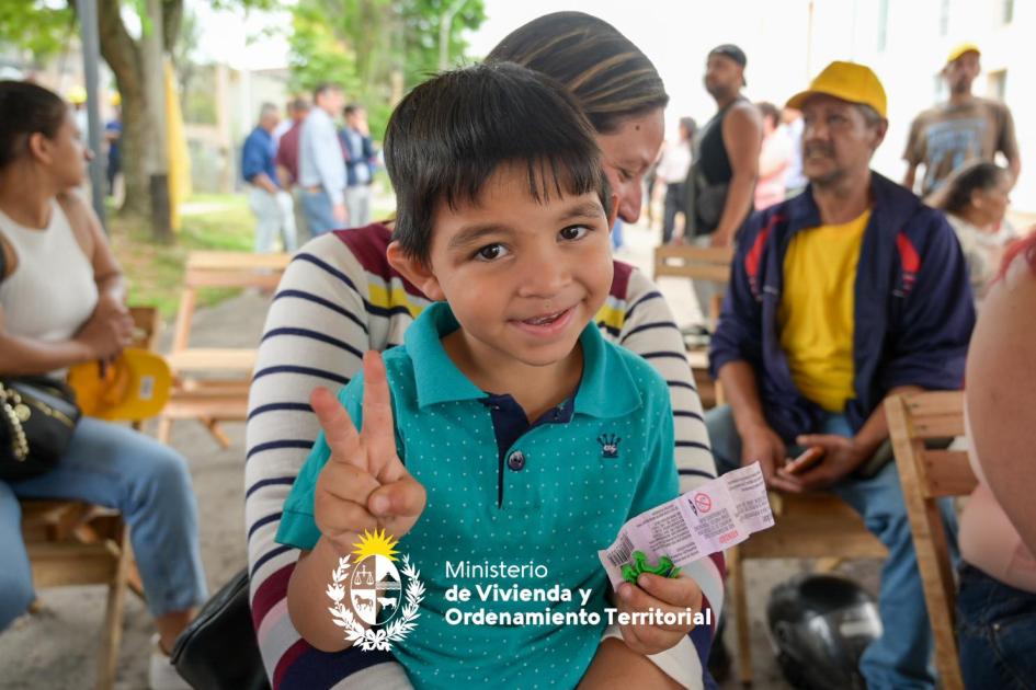 Plan Avanzar entregó viviendas para 18 familias de Rivera Plan Avanzar entregó viviendas para 18 familias de Rivera