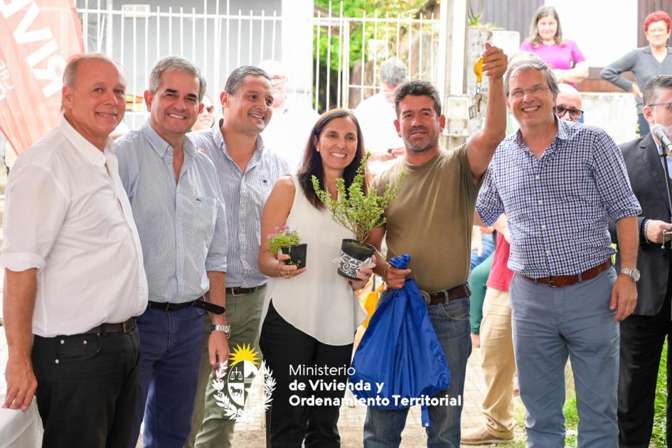 Plan Avanzar entregó viviendas para 18 familias de Rivera Plan Avanzar entregó viviendas para 18 familias de Rivera
