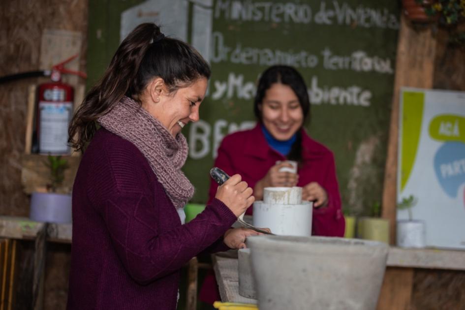 Intervención de Plan Juntos en Fray Bentos Participantes de Plan Juntos trabajan en un proyecto productivo de creación de macetas de hormigón