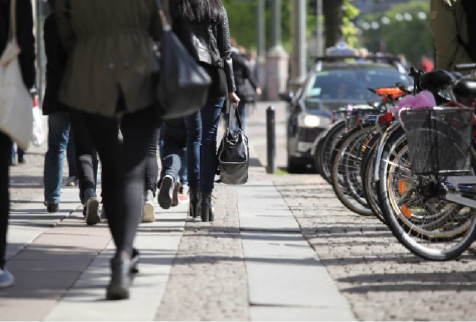 Ciudad, personas caminando y bicicletas 