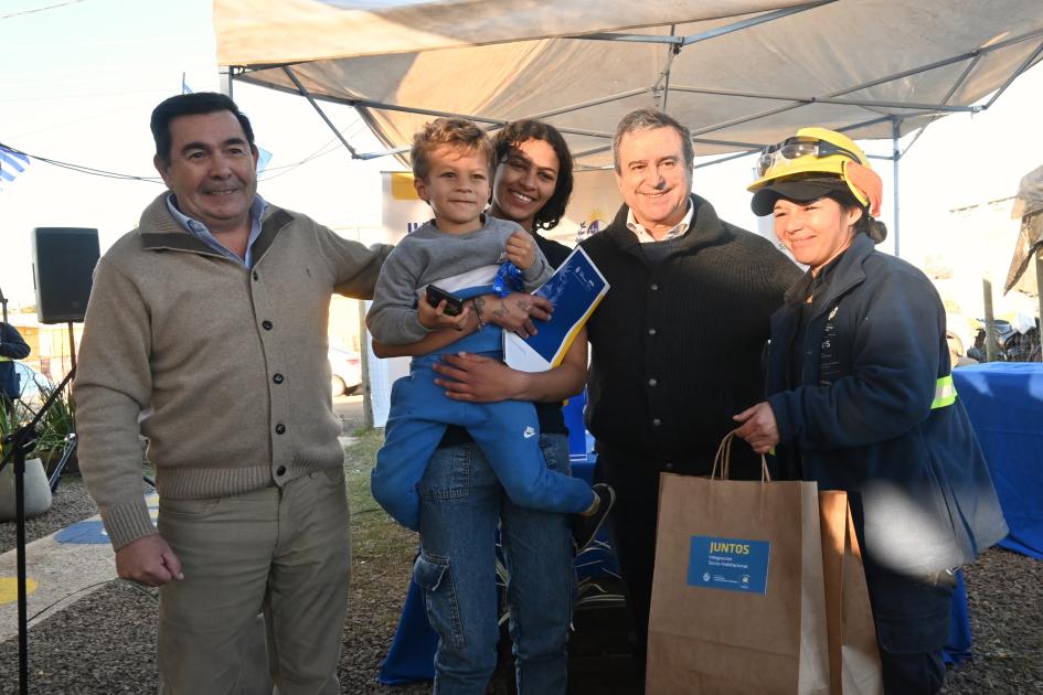 Entrega de viviendas en Salto