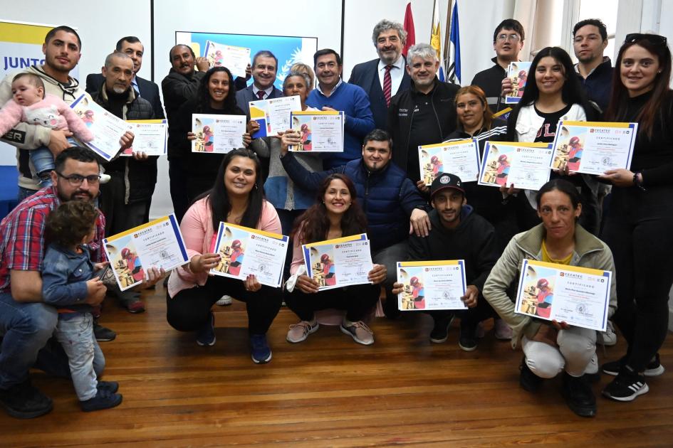 Participantes de Juntos reciben diplomas de capacitación