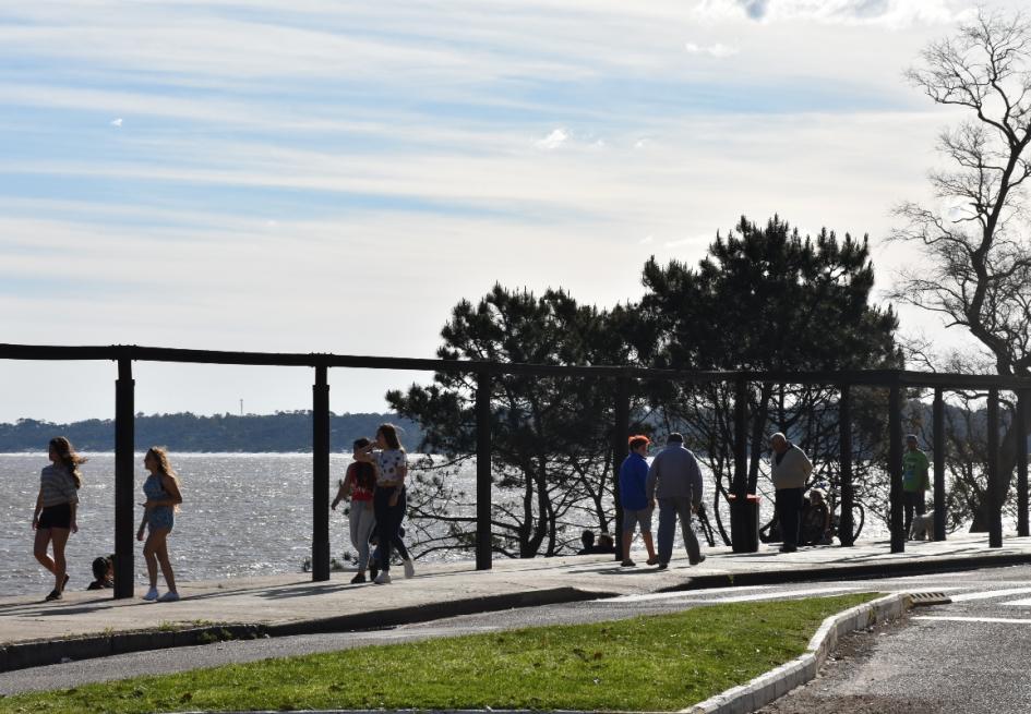 Rambla de Atlántida Rambla de Atlántida en día soleado con personas caminando