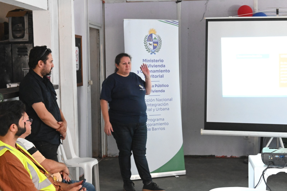 Primer Taller de Convivencia y Buen Uso de Viviendas en Barrio Luis Batlle Berres