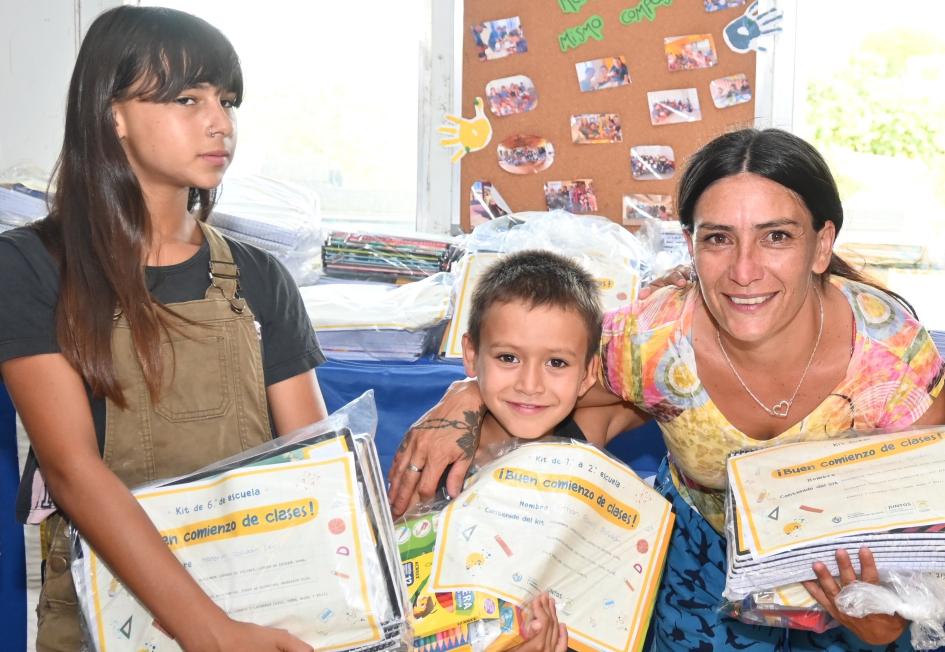 Entrega de kits de materiales en Río Branco