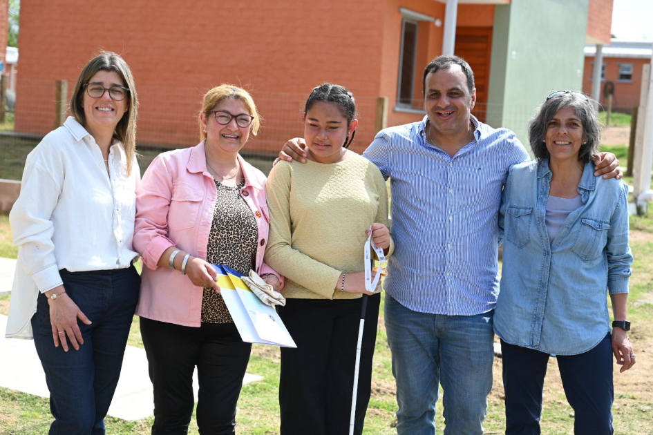 Recorrida y entrega de viviendas en Cerro Largo