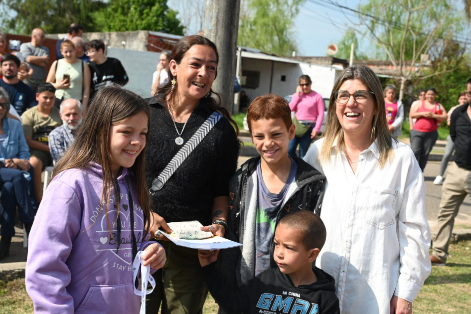 Recorrida y entrega de viviendas en Cerro Largo
