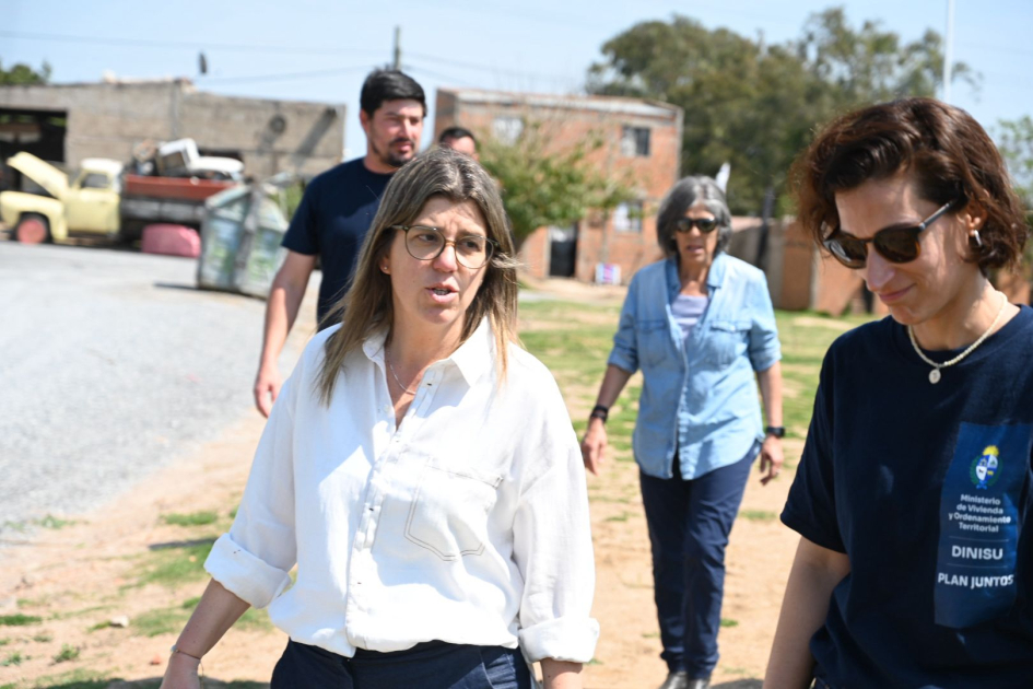 Recorrida y entrega de viviendas en Cerro Largo