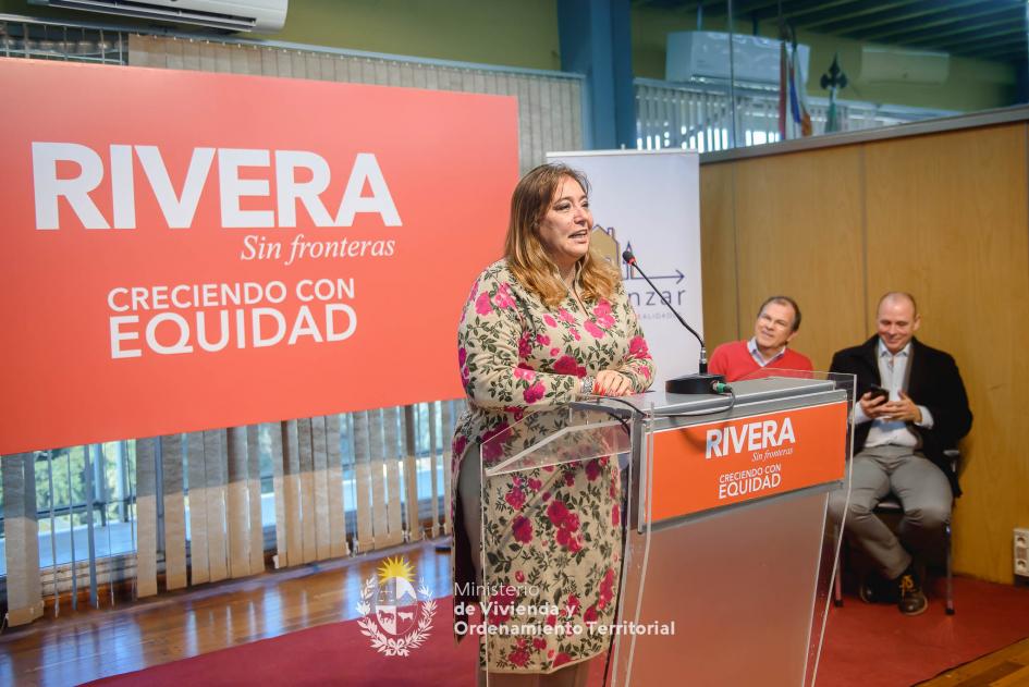 Ministra firma convenio Plan Avanzar con Intendencia de Rivera