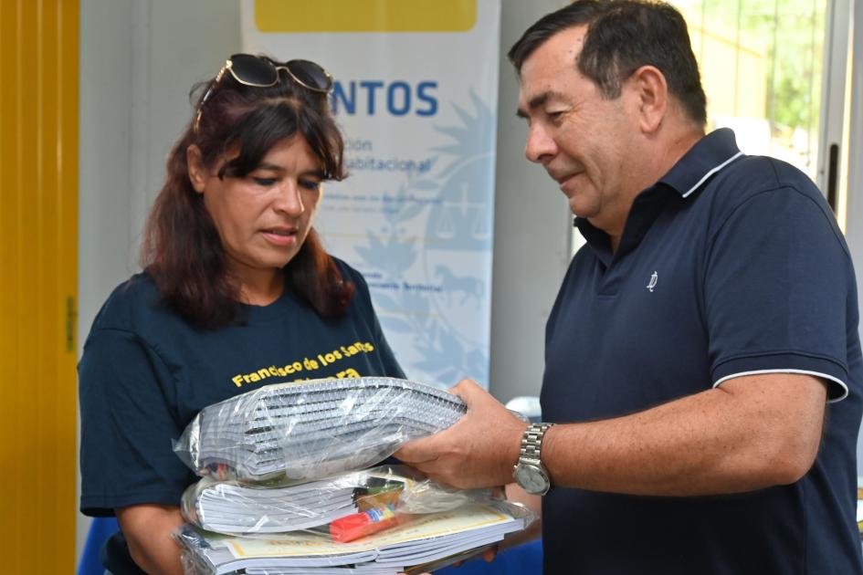 Entrega de kits de materiales en Rivera