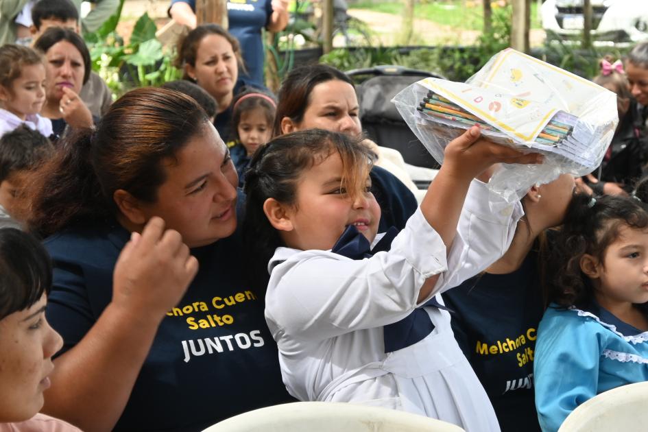 Entrega de kits de materiales en Salto