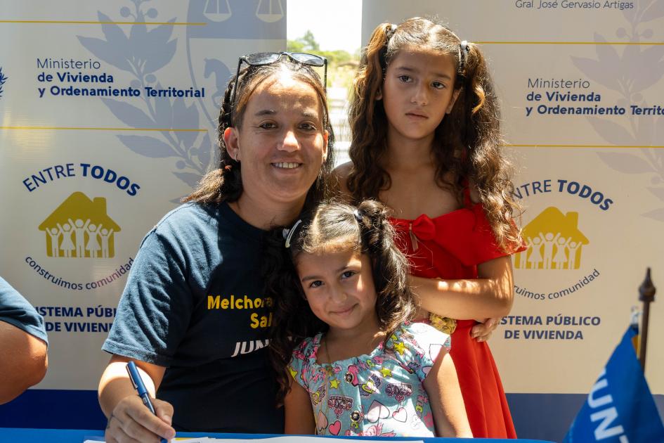 Entrega de viviendas en la ciudad de Salto Entrega de viviendas en la ciudad de Salto