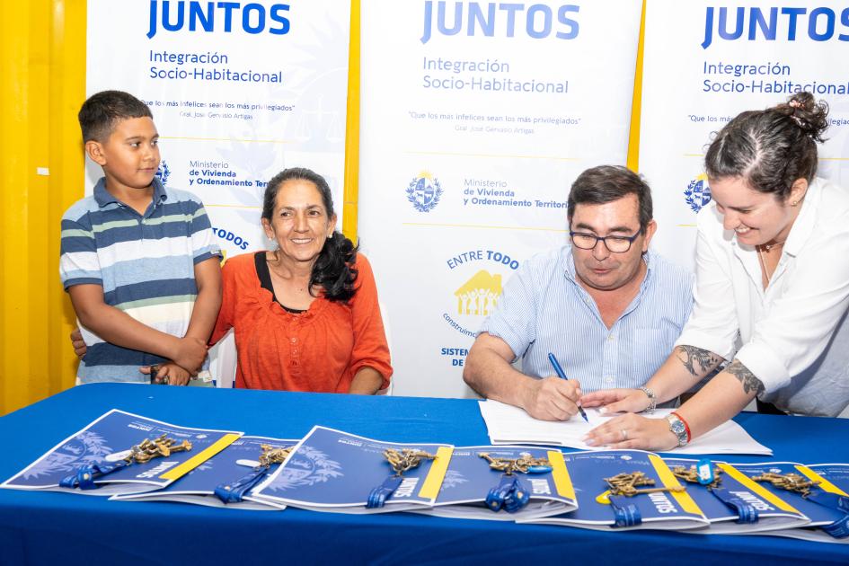 Entrega de viviendas en Melo Entrega de viviendas en Melo