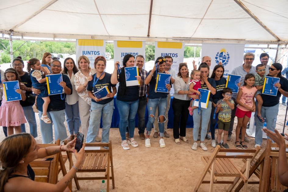 Entrega de viviendas en la ciudad de Fray Bentos Entrega de viviendas en la ciudad de Fray Bentos