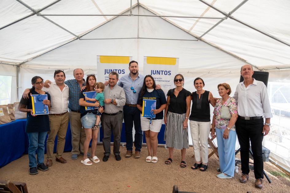 Entrega de viviendas en la ciudad de Canelones Entrega de viviendas en la ciudad de Canelones
