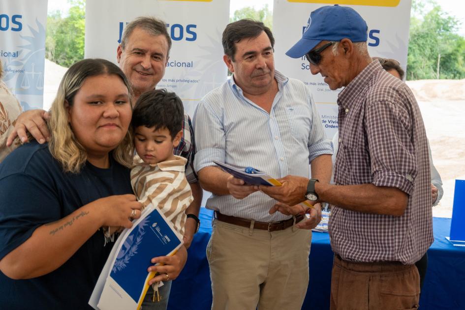 Entrega de viviendas en la ciudad de Fray Bentos Entrega de viviendas en la ciudad de Fray Bentos