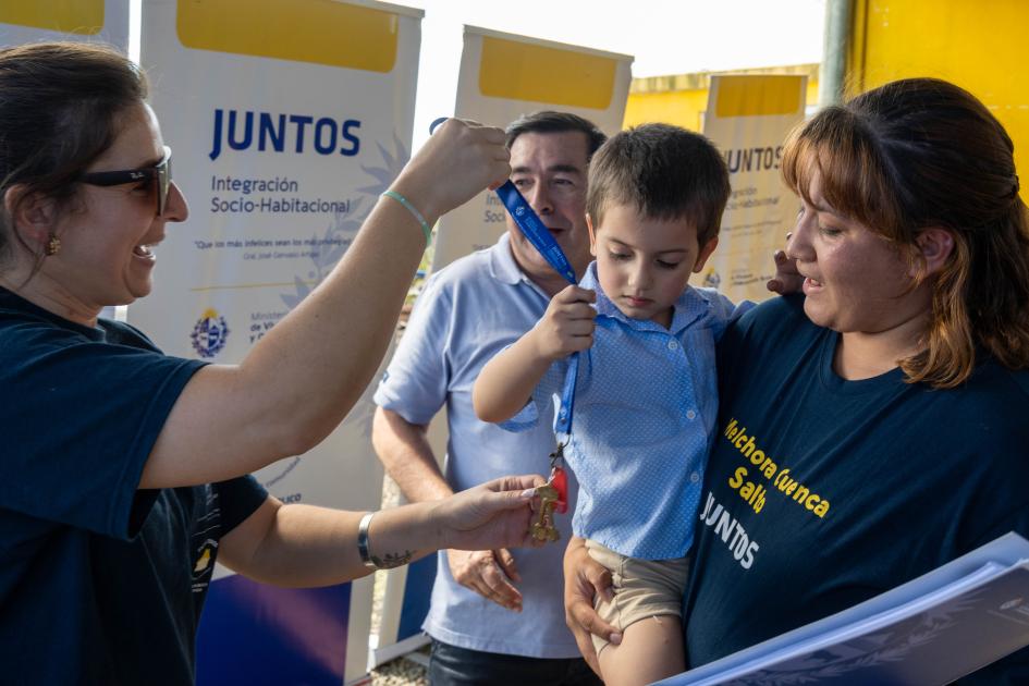 Entrega de viviendas en la ciudad de Salto Entrega de viviendas en la ciudad de Salto