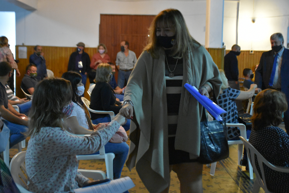 Ministra con vecinos Ministra saludando a vecina