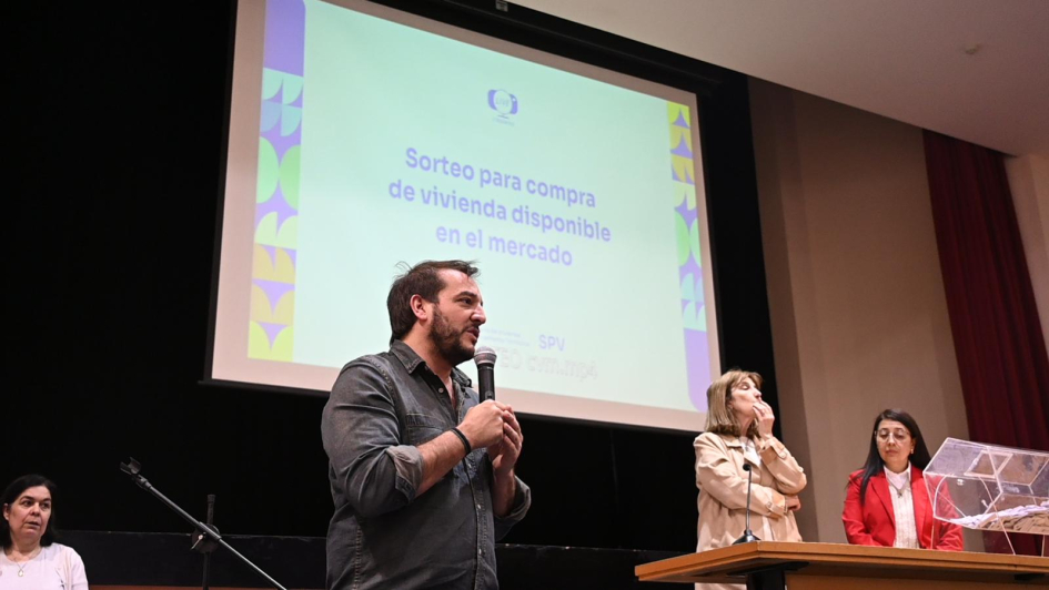 Familias de Canelones participaron hoy del sorteo de la compra de viviendas Familias de Canelones participaron hoy del sorteo de la compra de viviendas