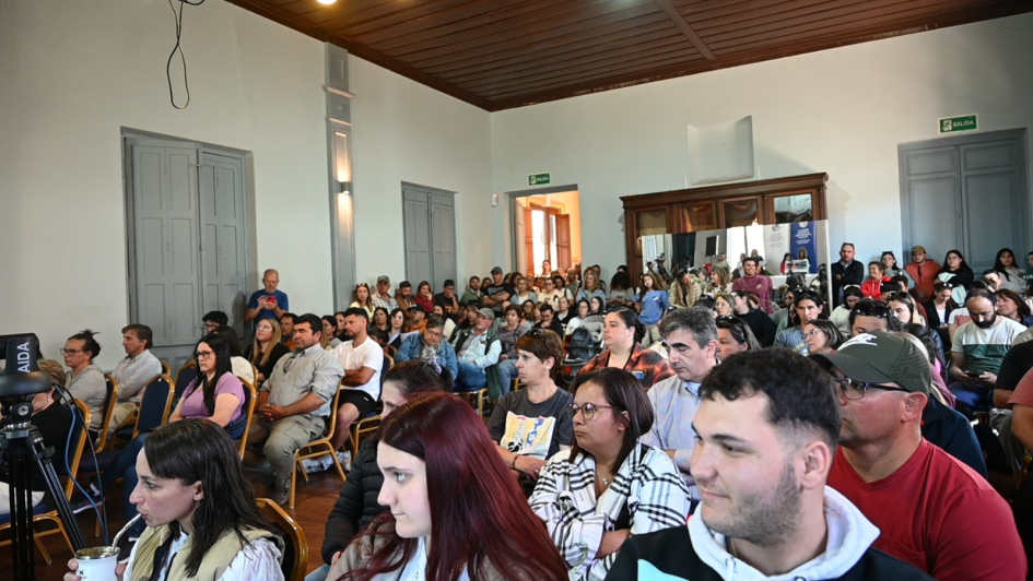 Sorteo San José Publico y familias observando el sorteo.