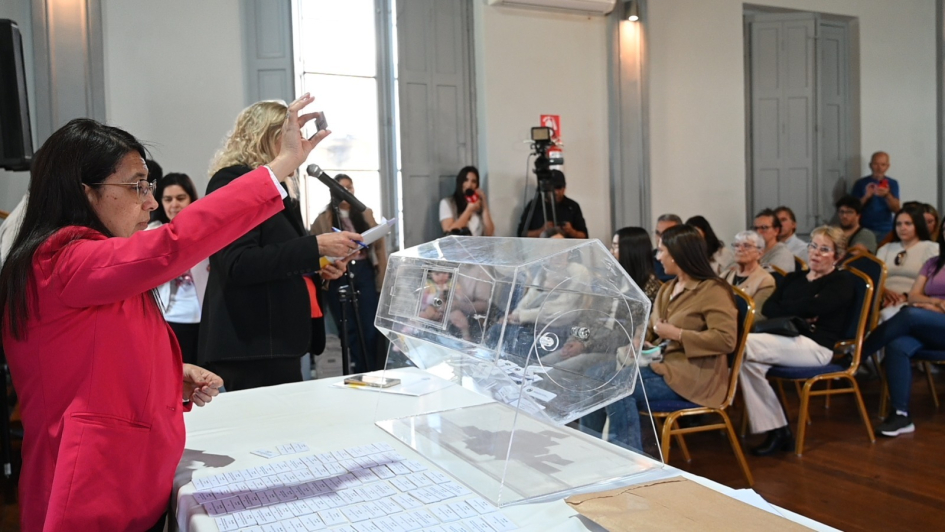 Sorteo San José Escribana mostrando el cartón sorteado.