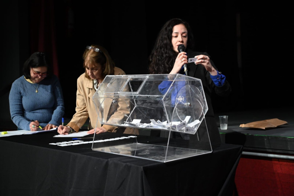 Escribana leyendo nombre sorteado.