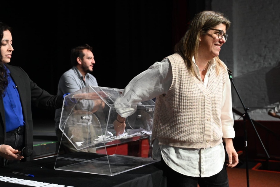 Ministra sacando un cartón del sorteo.