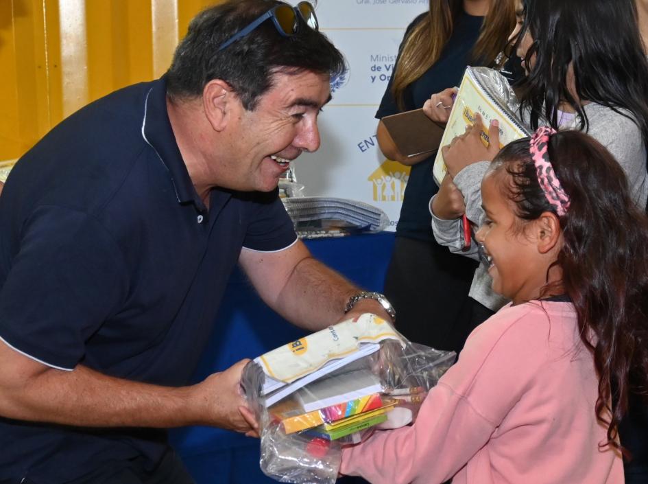 Entrega de kits de materiales en la ciudad de Tacuarembó