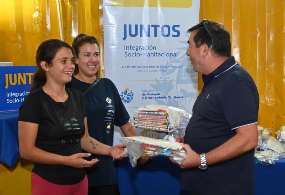 Entrega de kits de materiales en la ciudad de Tacuarembó