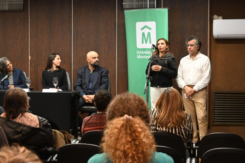 Titulaciones El Tanque - Villa Prosperidad vecina diciendo unas palabras frente al público