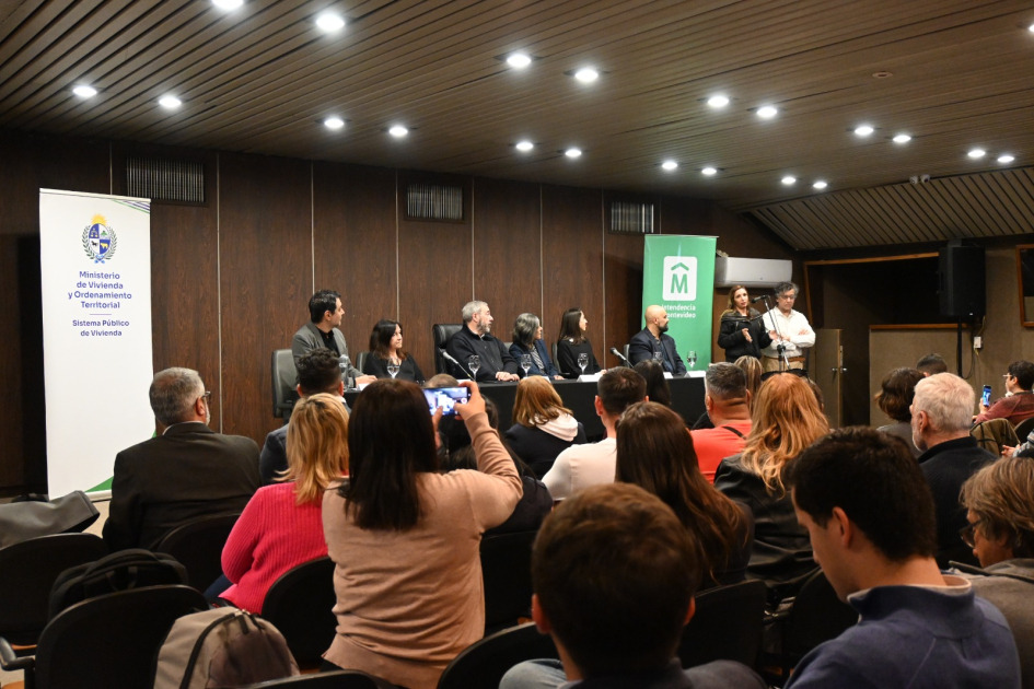 Titulaciones El Tanque - Villa Prosperidad vecino exponiendo y público