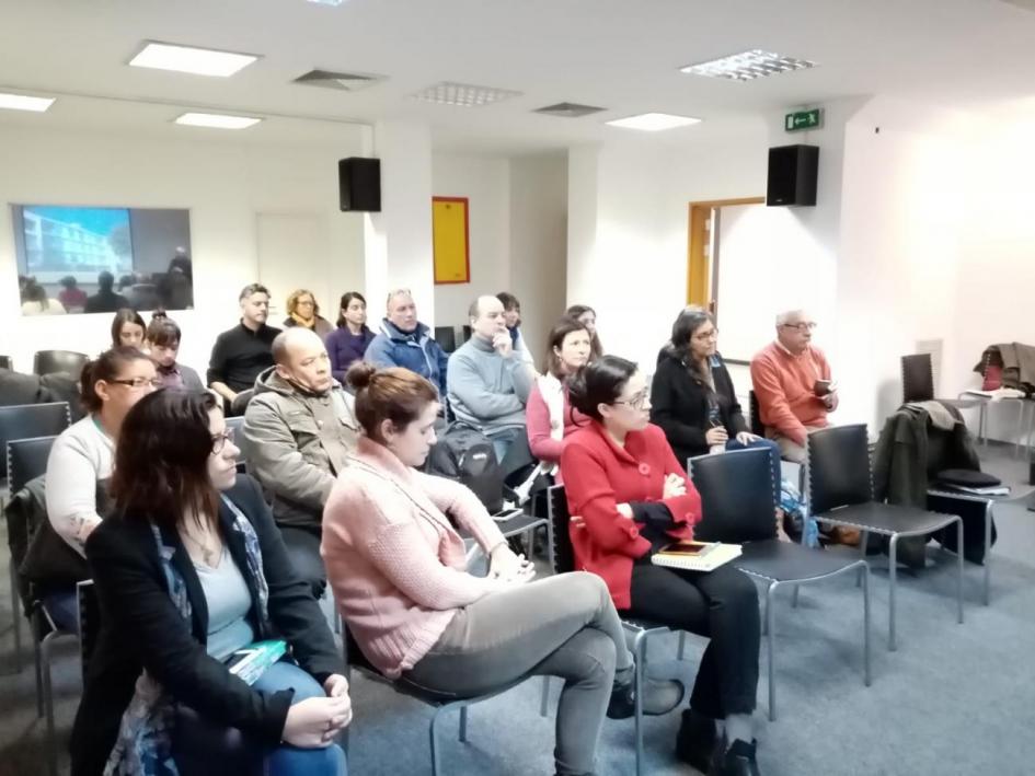 Reunión informativa sobre el primer llamado anual a cooperativas sin terreno Personas en reunión